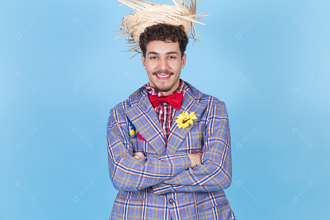 Homem sorridente usando trajes de festa junina