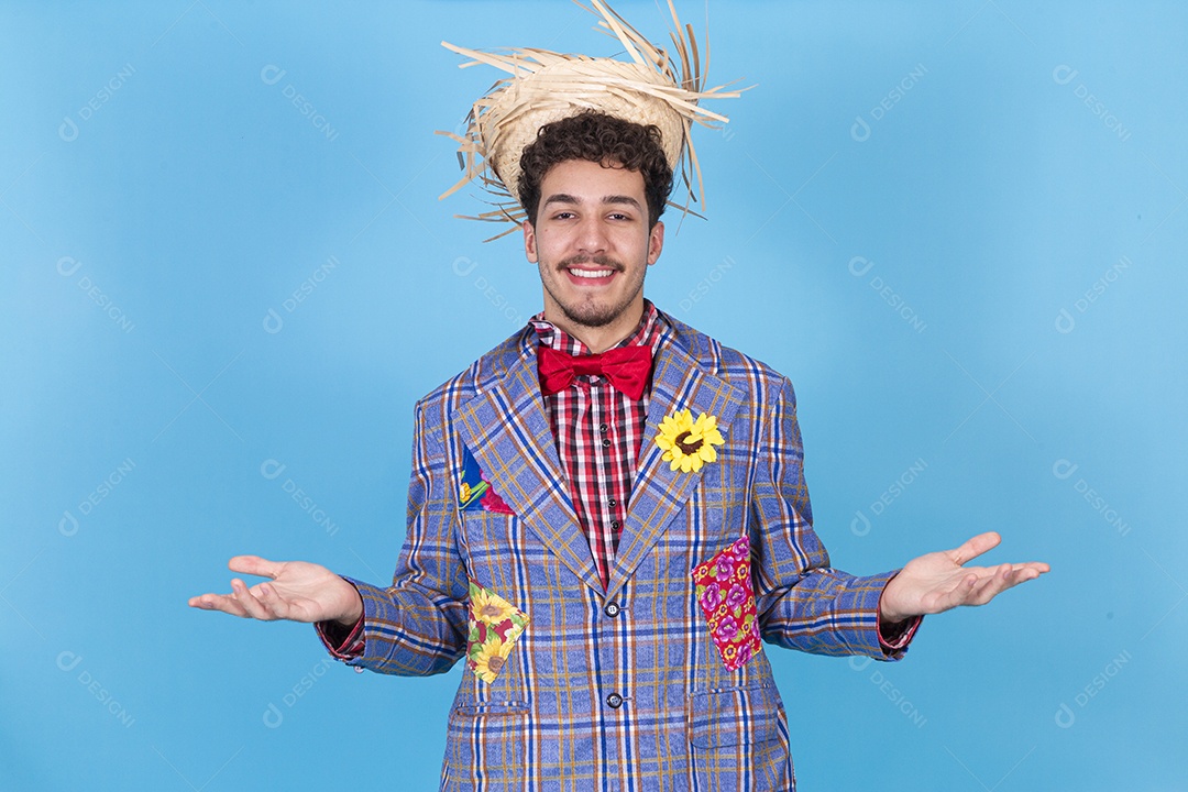 Homem sorridente usando trajes de festa junina