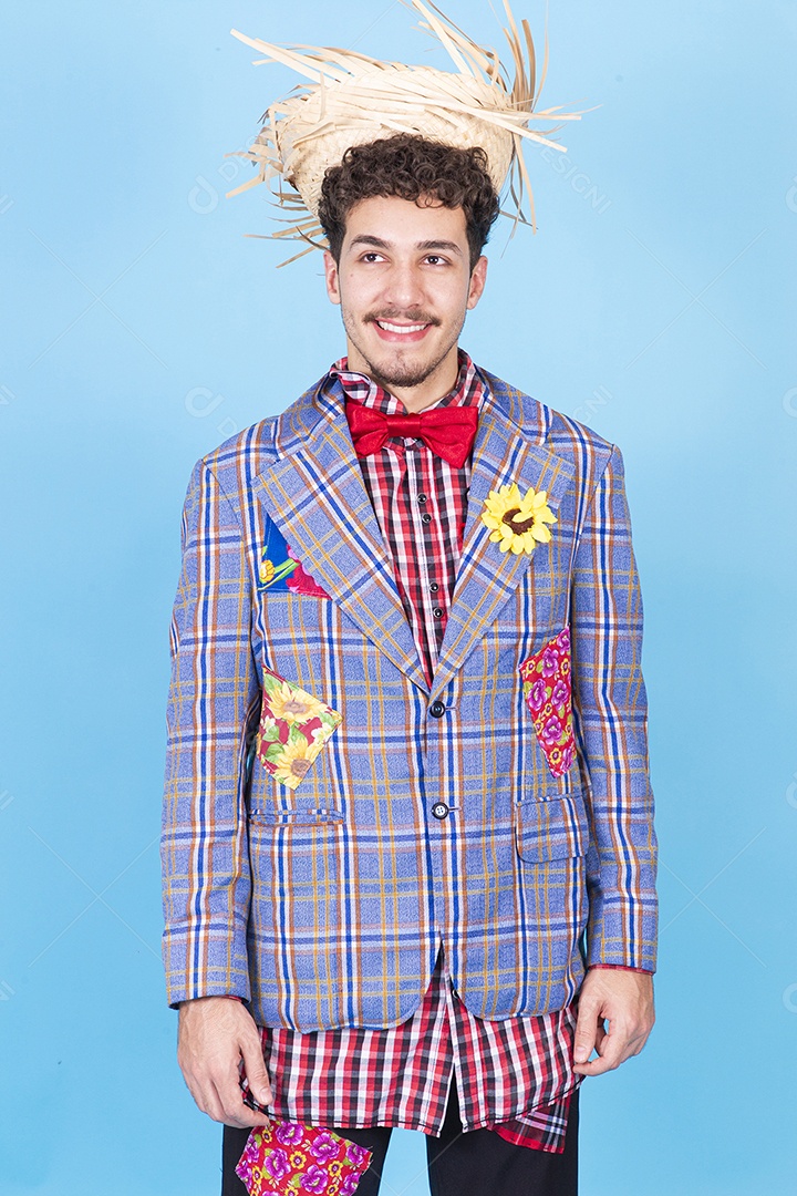 Homem sorridente usando trajes de festa junina