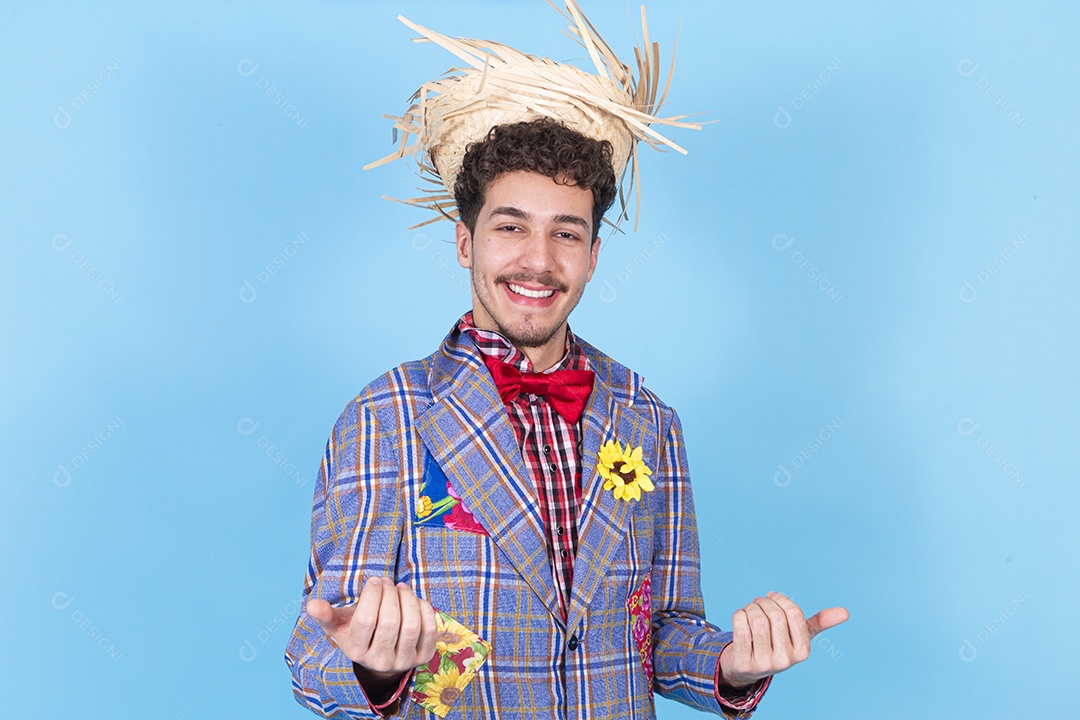 Homem sorridente usando trajes de festa junina