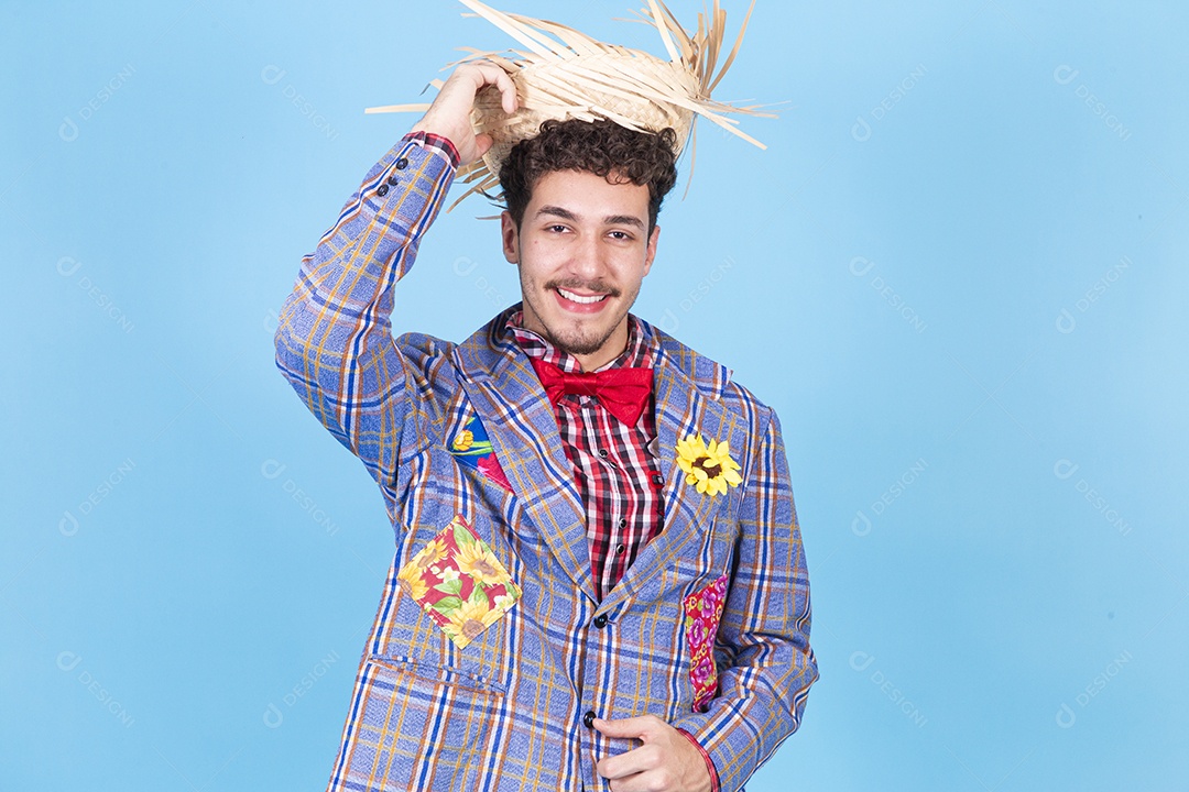 Homem sorridente usando trajes de festa junina