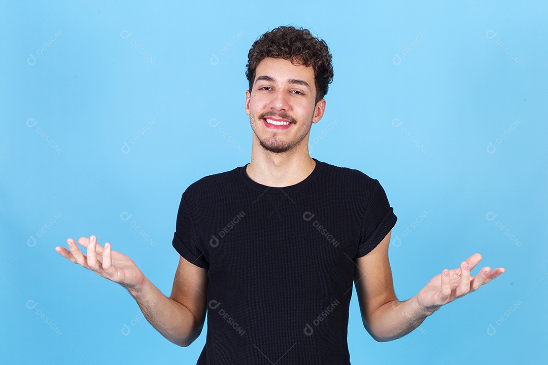 Homem jovem sorridente de braços abertos