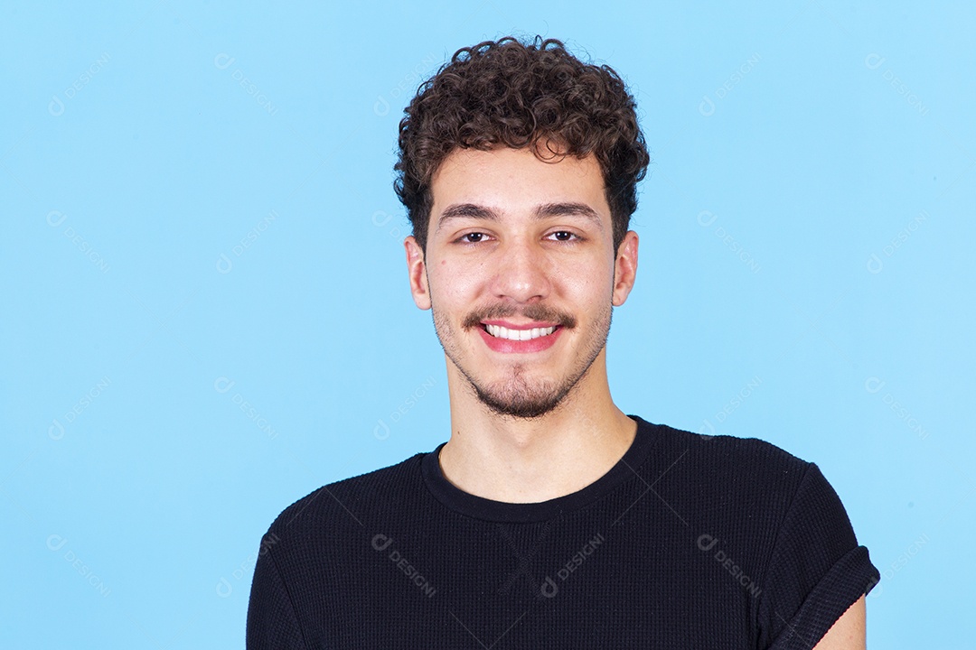 Homem jovem sorridente de camiseta preta