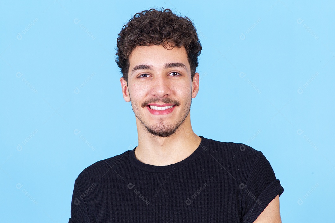 Homem jovem sorridente de camiseta preta