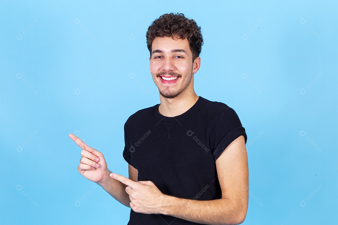 Homem jovem sorridente apontando os dedos para o lado
