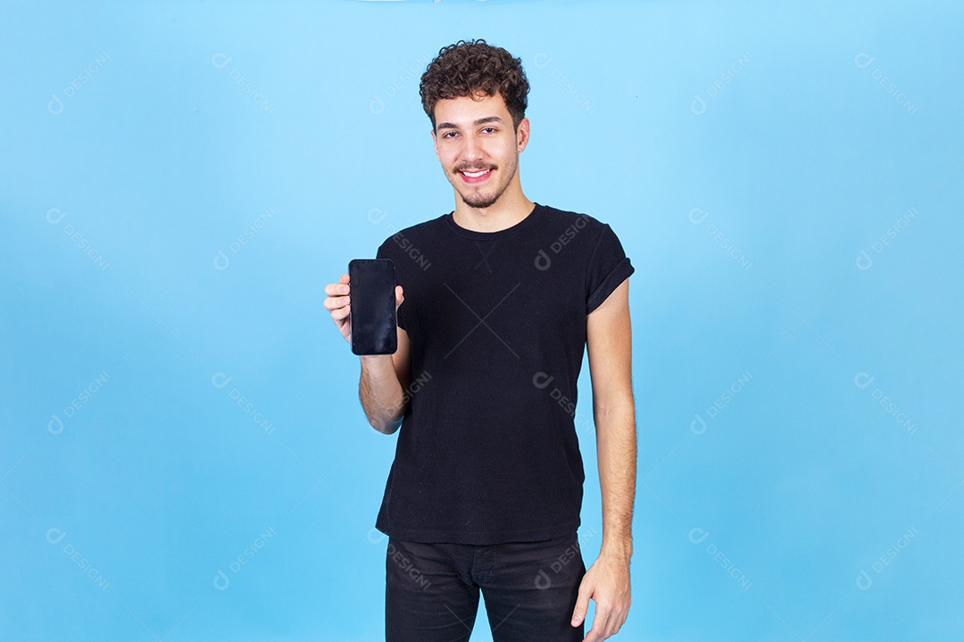 Homem jovem sorridente segurando celular com tela preta