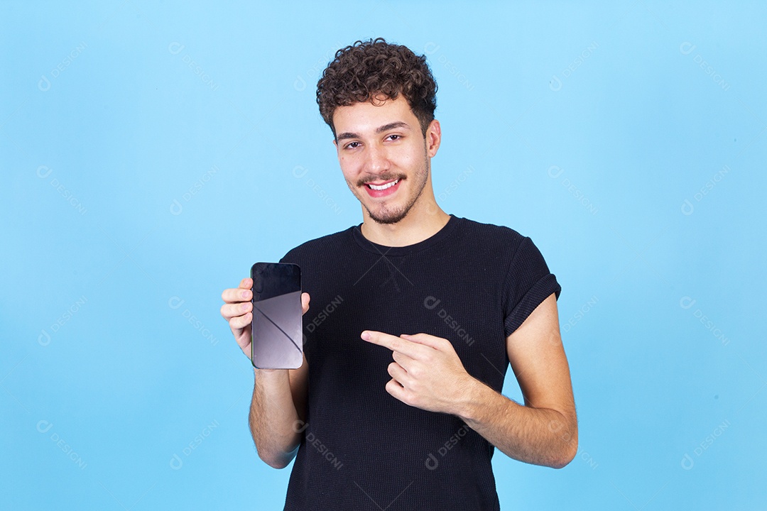 Homem jovem sorridente segurando celular com tela preta