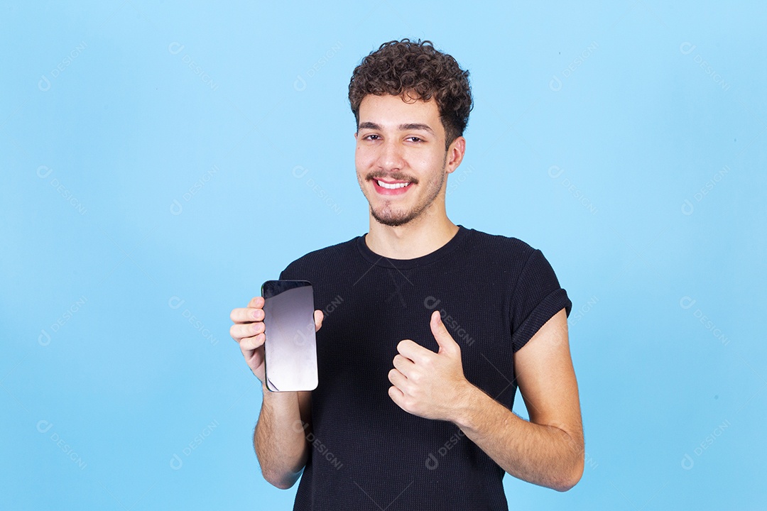 Homem jovem sorridente segurando celular com tela preta