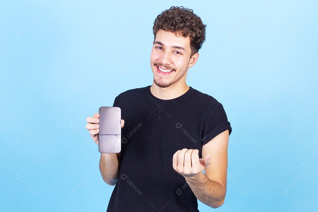Homem jovem sorridente segurando celular com tela preta