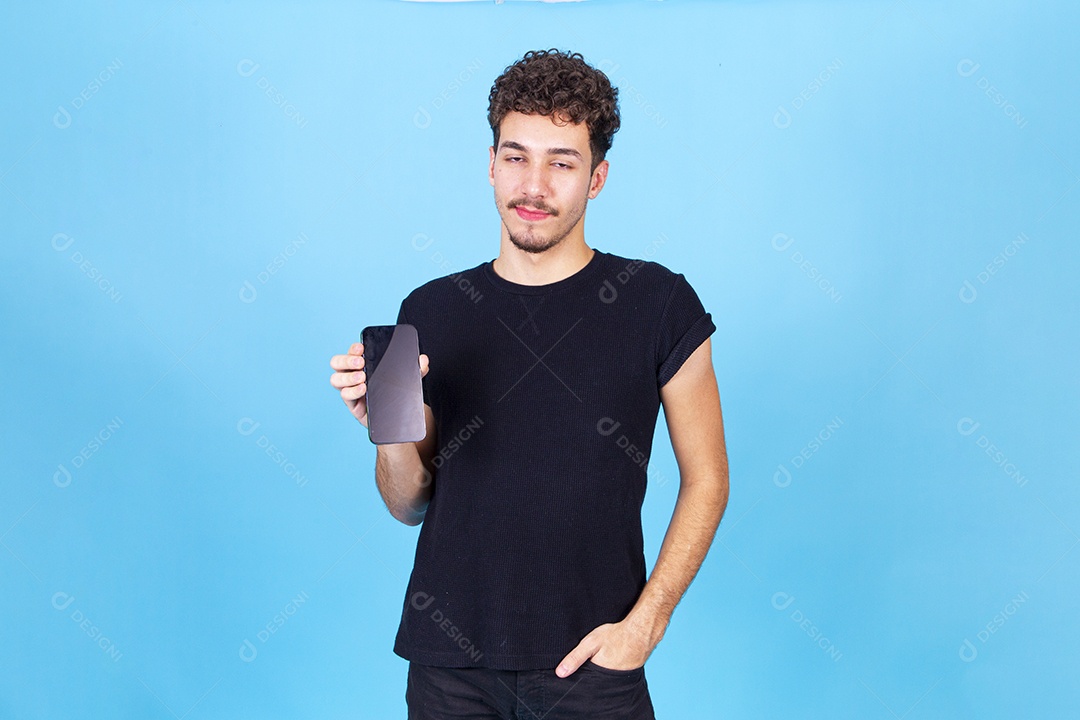 Homem jovem sorridente segurando celular com tela preta