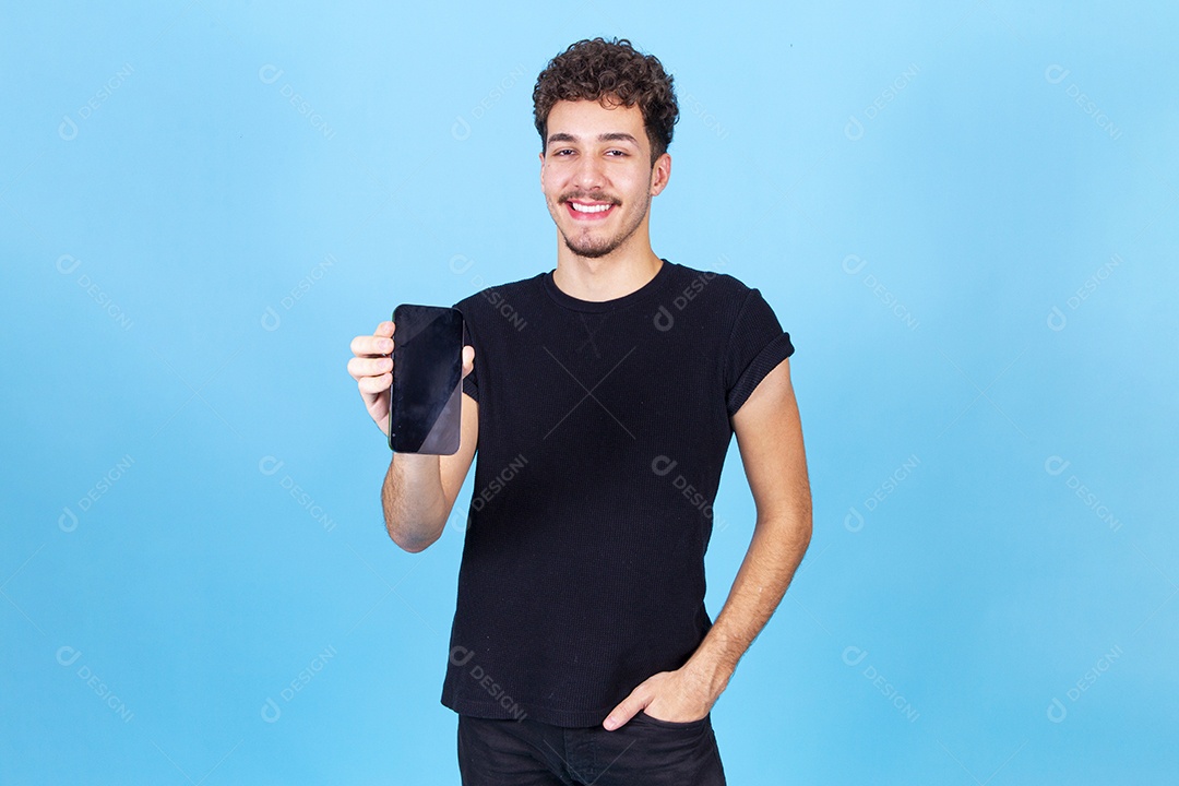 Homem jovem sorridente segurando celular com tela preta