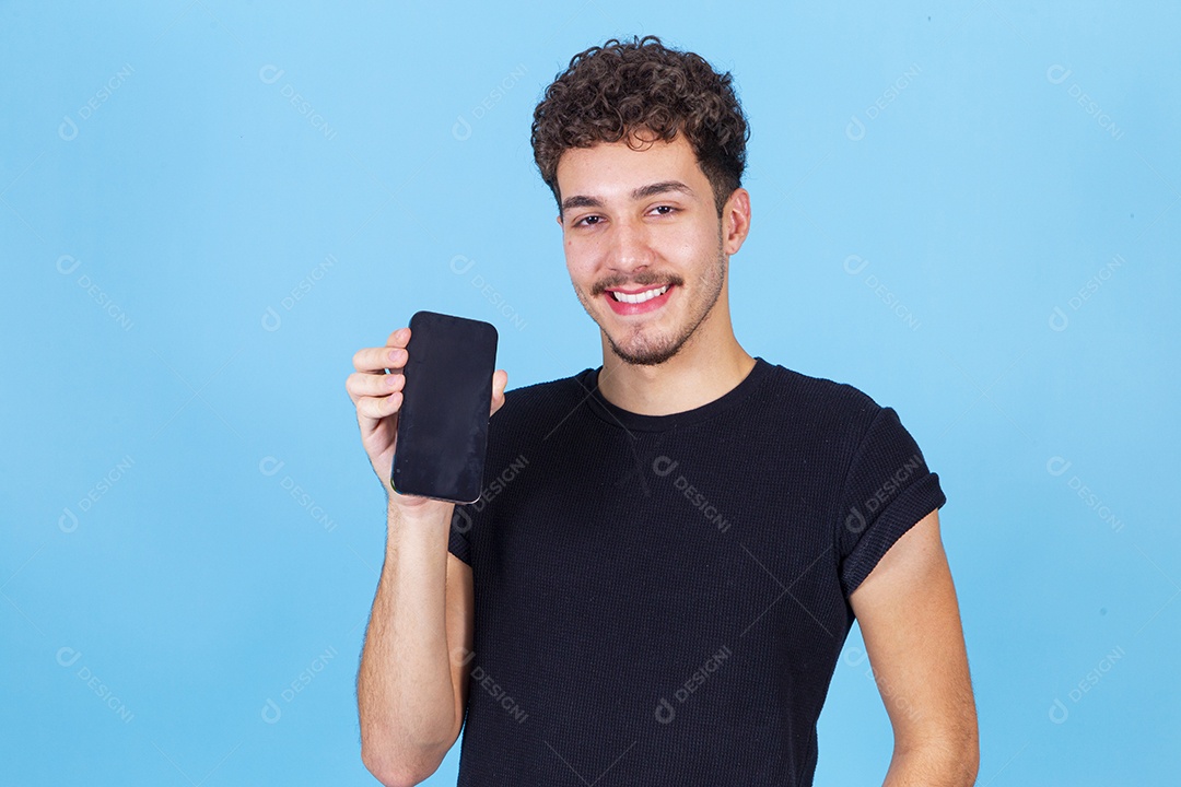 Homem jovem sorridente segurando celular com tela preta