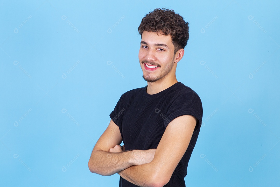 Homem jovem sorridente com braços cruzados