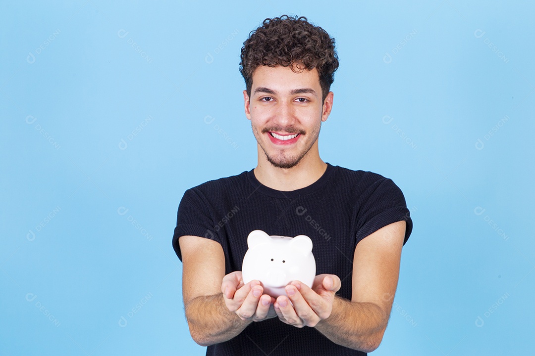 Homem jovem sorridente segurando cofre de moedas