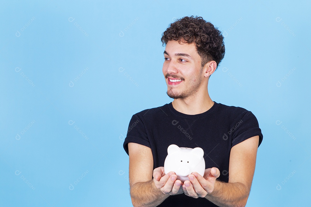 Homem jovem sorridente segurando cofre de moedas