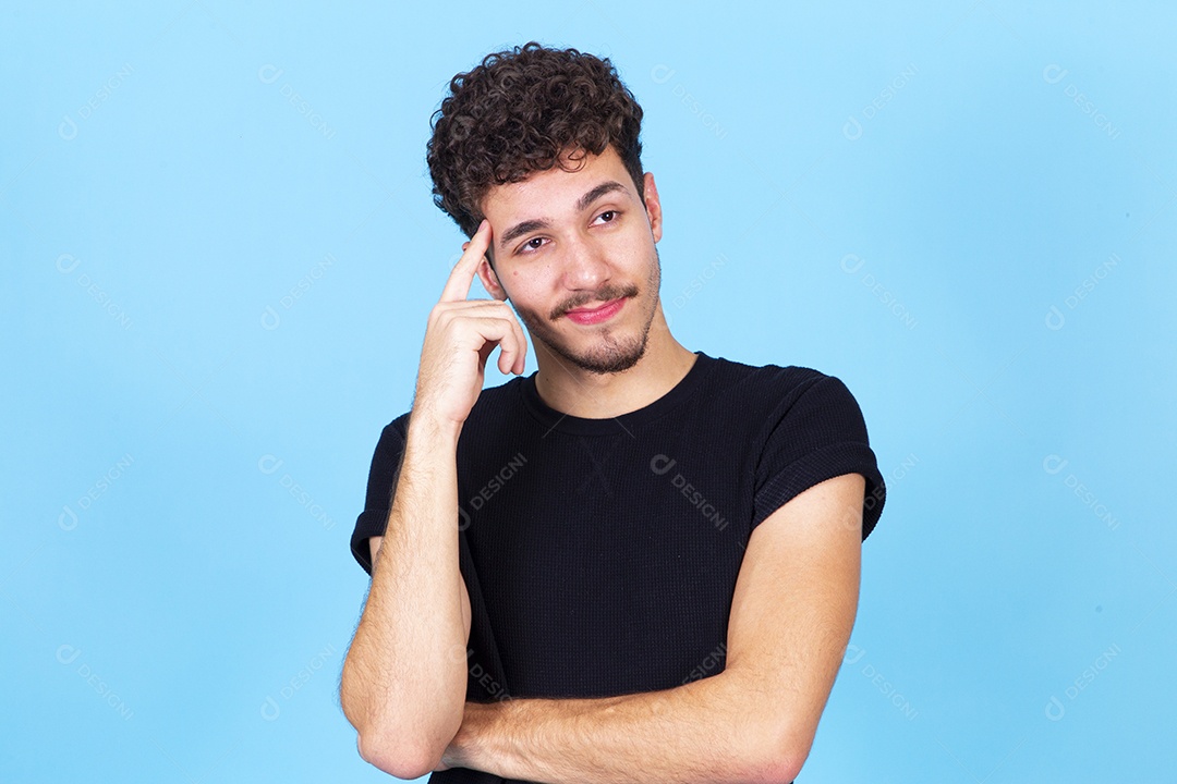 Homem jovem sorridente com a mão na cabeça