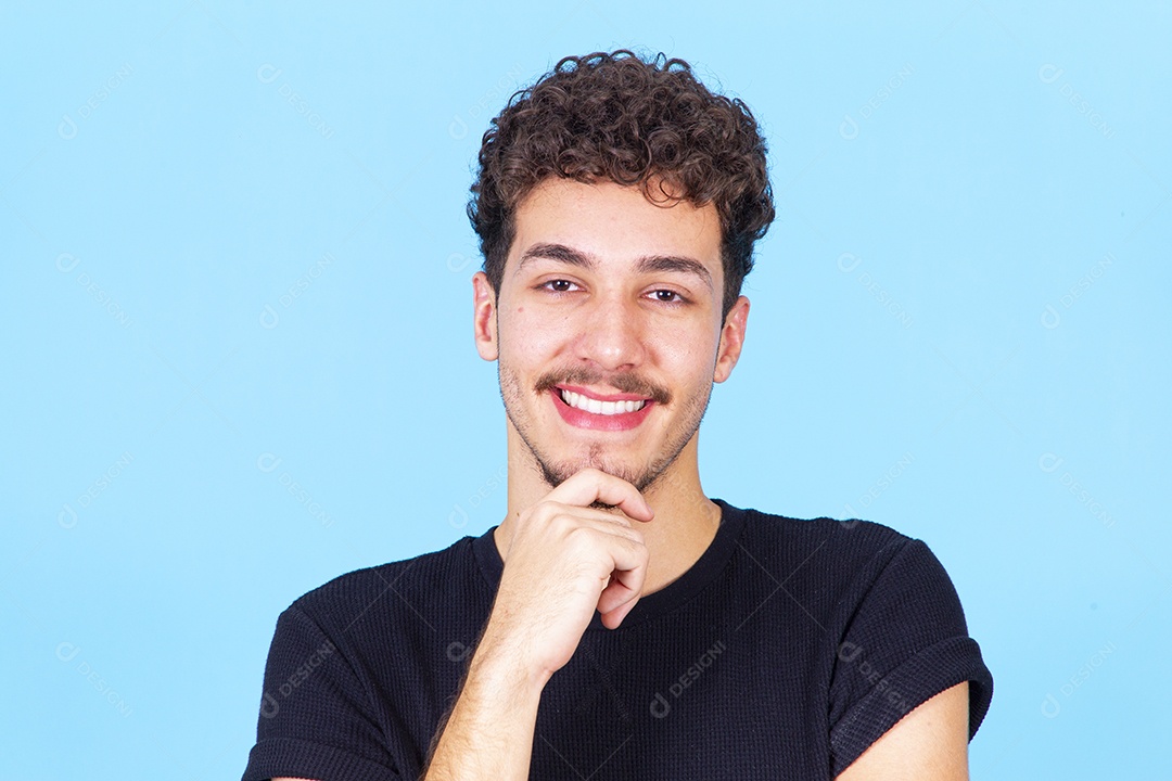 Homem jovem sorridente de camiseta preta