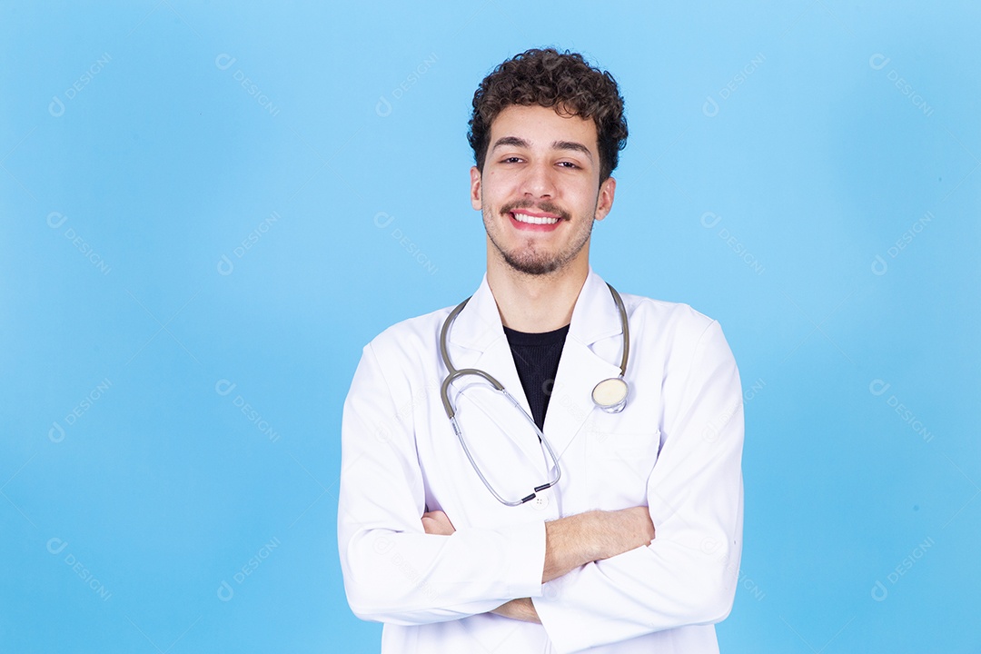 Homem jovem sorridente com jaleco de médico