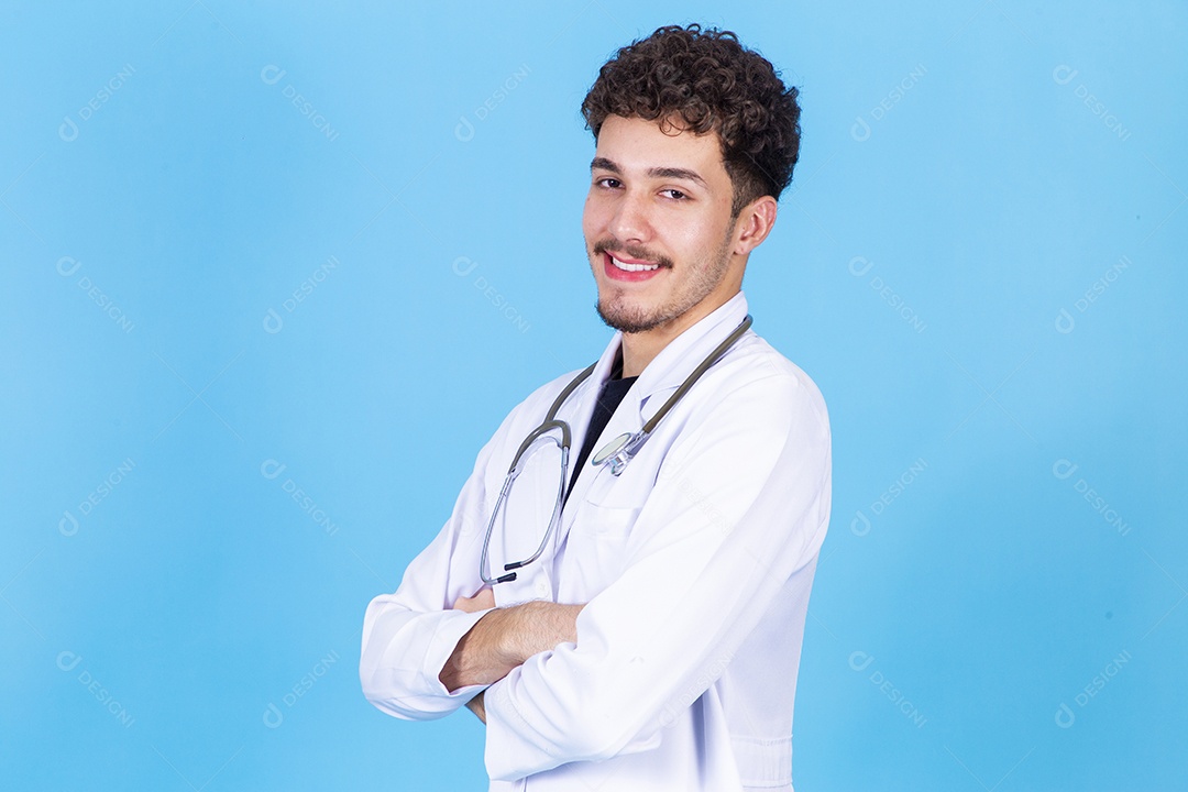 Homem jovem sorridente com jaleco de médico