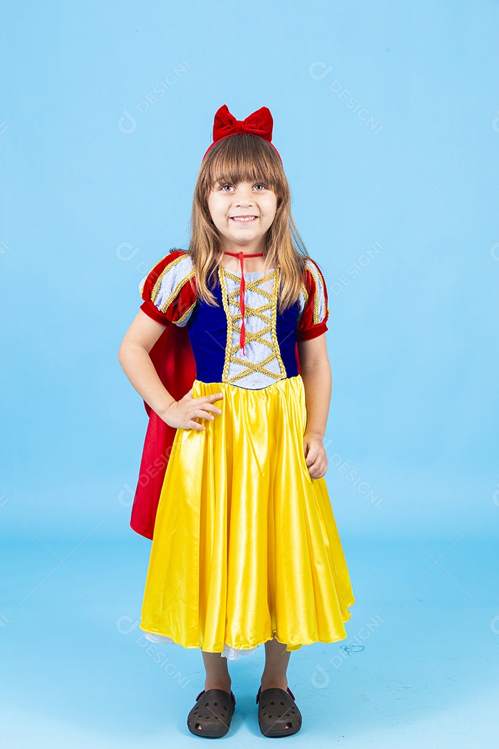 Linda garotinha com fantasia de branca de neve