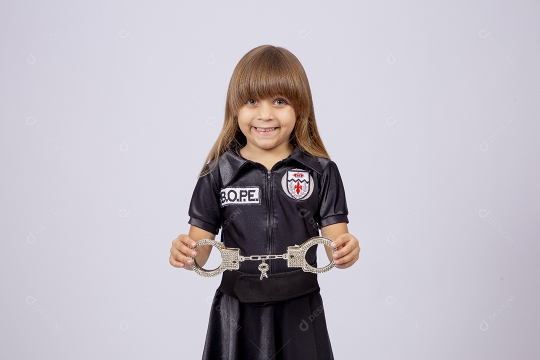 Linda garotinha fantasiada de delegada