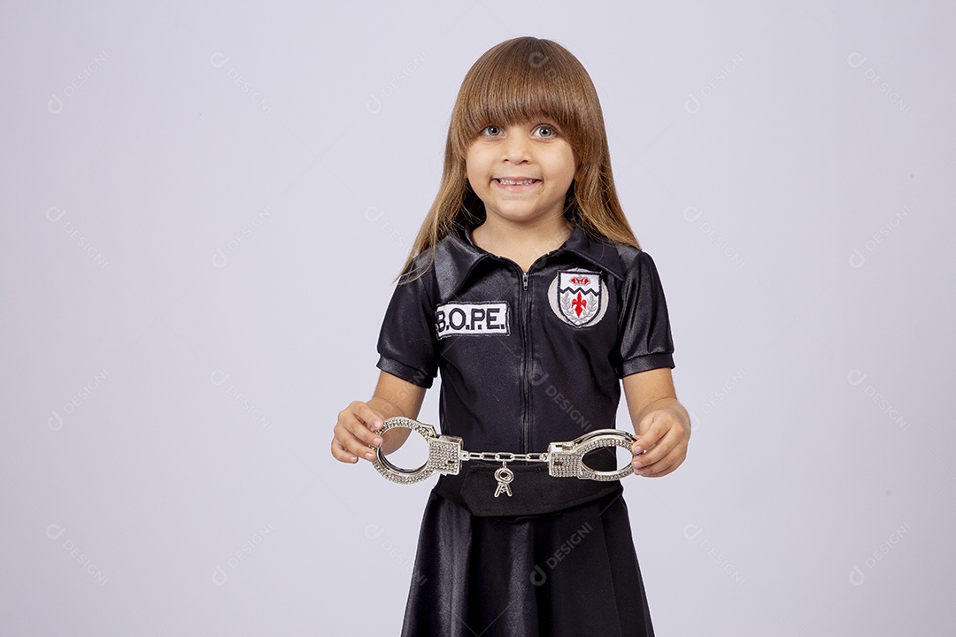 Linda garotinha fantasiada de delegada