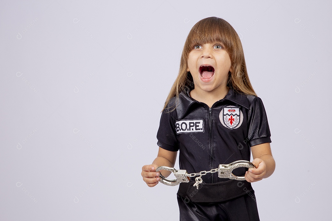 Linda garotinha fantasiada de delegada
