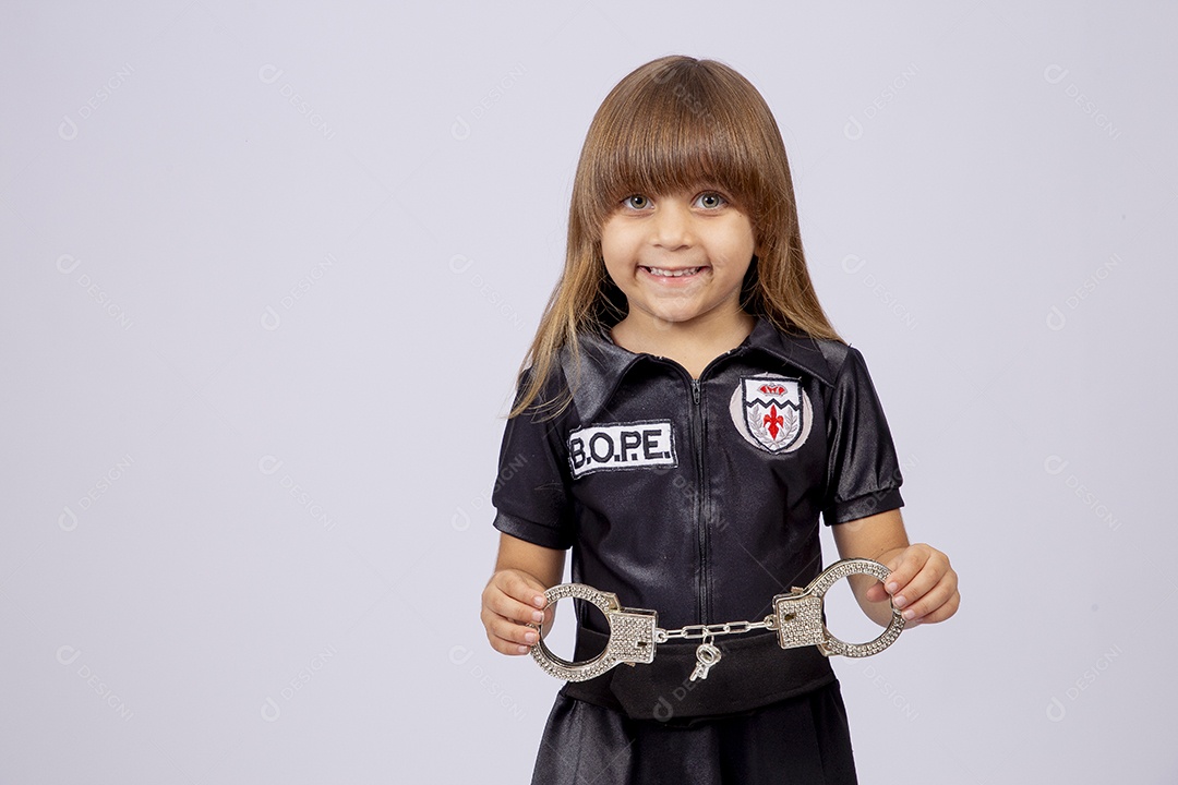Linda garotinha fantasiada de delegada