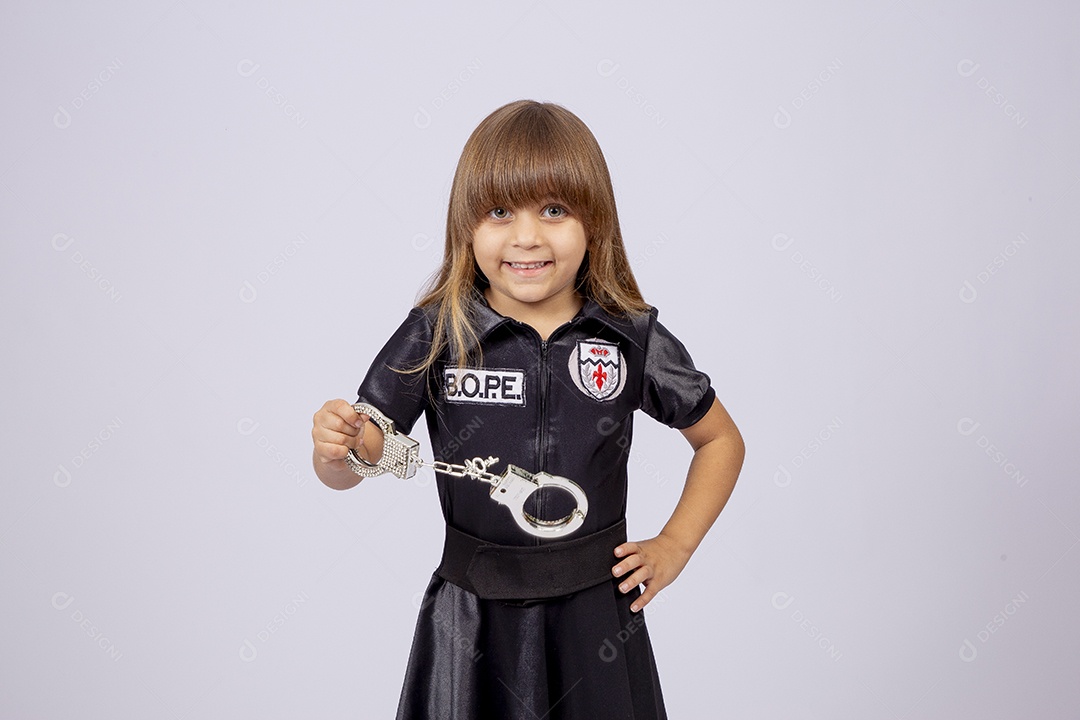 Linda garotinha fantasiada de delegada