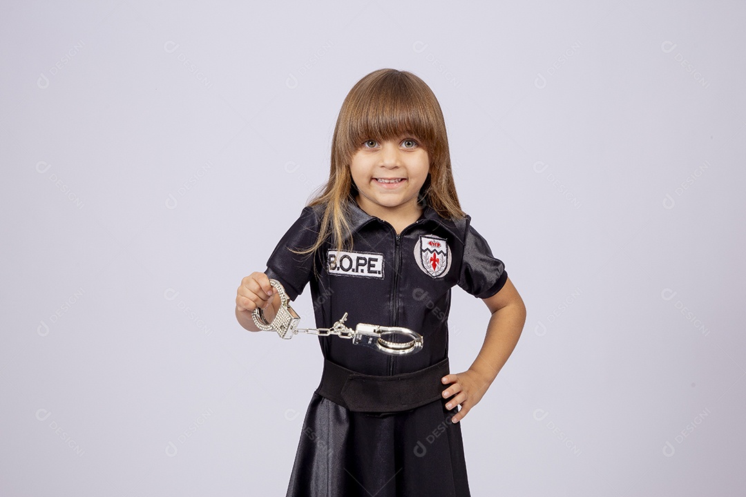 Linda garotinha fantasiada de delegada