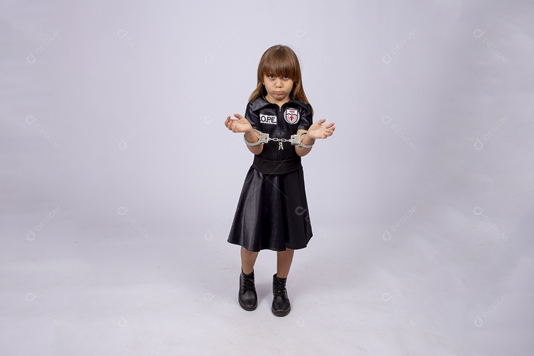 Linda garotinha fantasiada de delegada