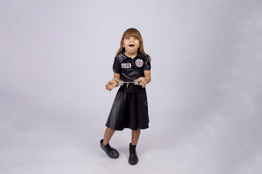 Linda garotinha fantasiada de delegada