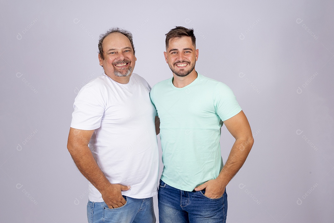 Pai ao lado de seu filho sobre fundo isolado