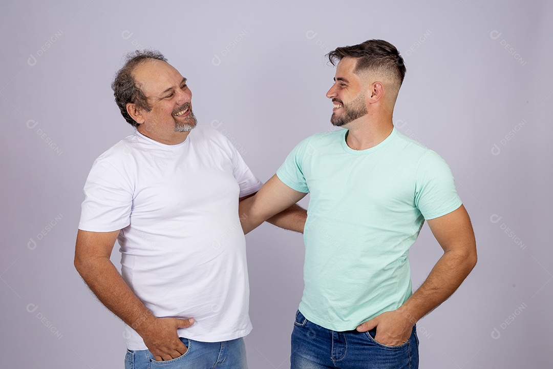 Pai ao lado de seu filho sobre fundo isolado