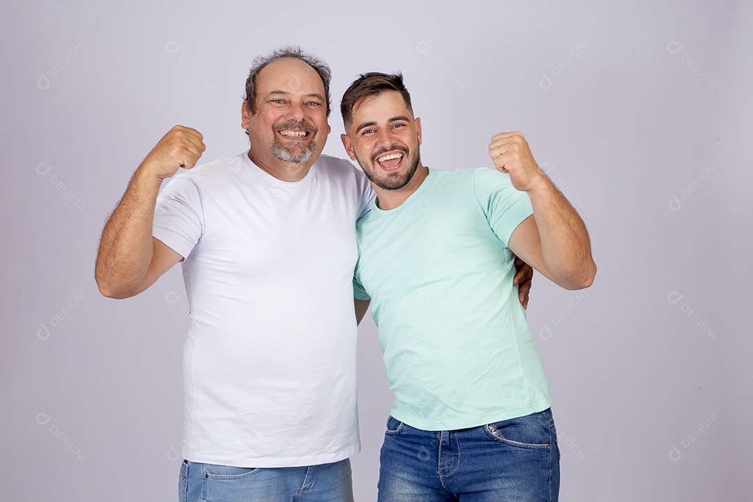 Pai ao lado de seu filho sobre fundo isolado