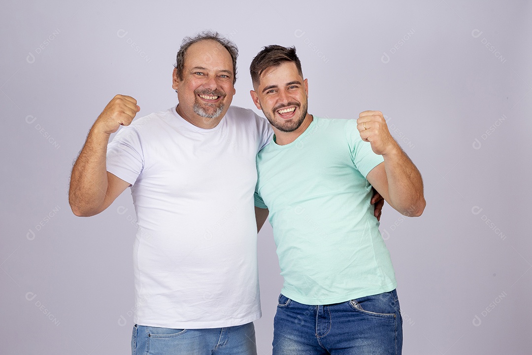 Pai ao lado de seu filho sobre fundo isolado