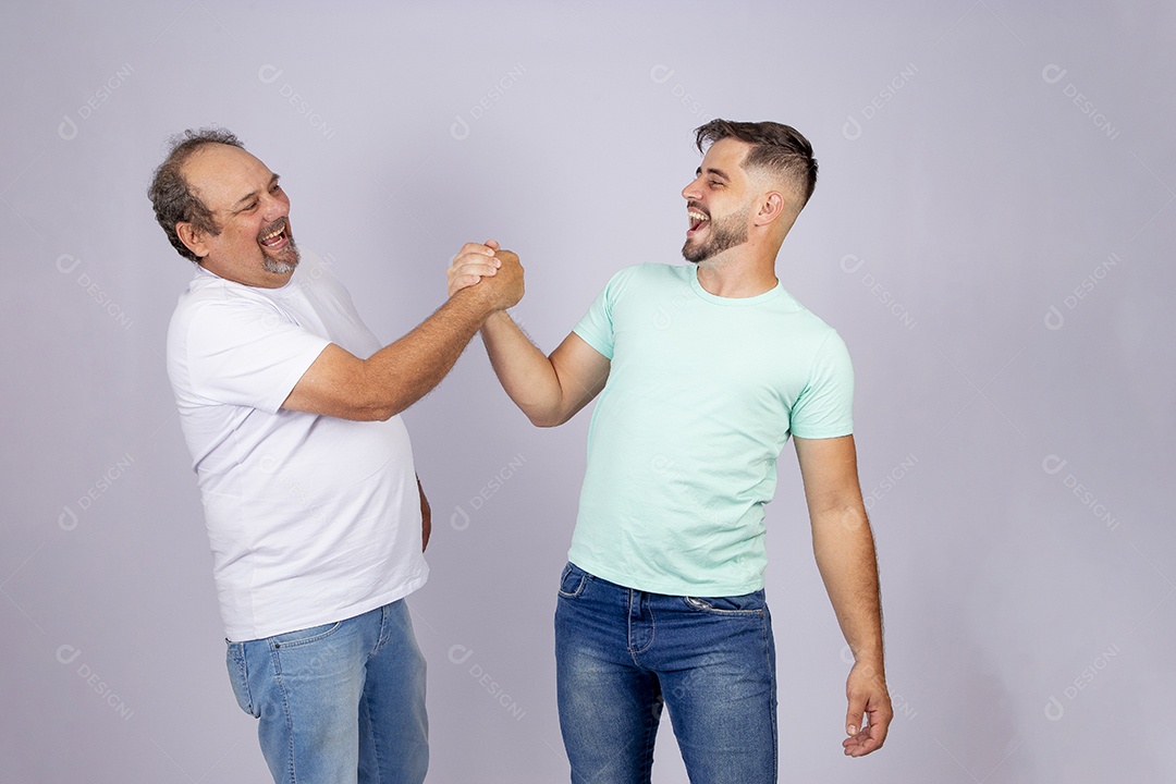 Pai ao lado de seu filho sobre fundo isolado