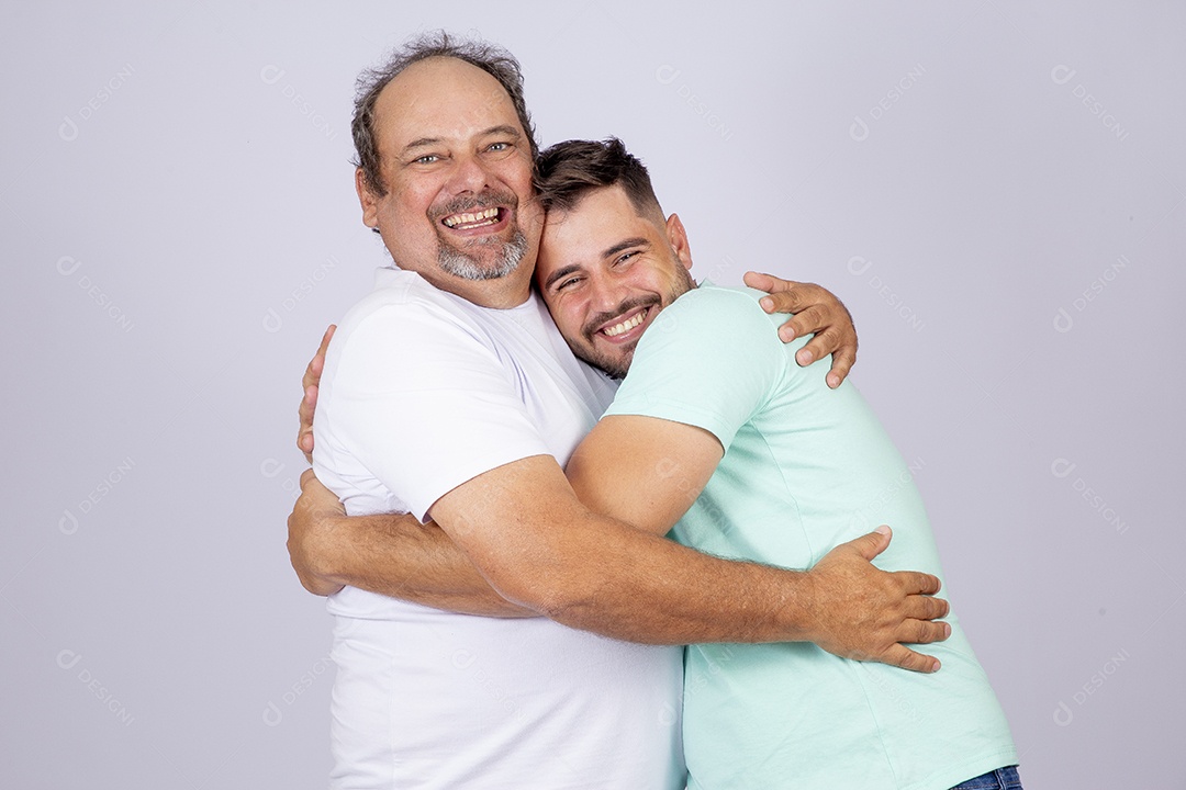 Pai ao lado de seu filho sobre fundo isolado