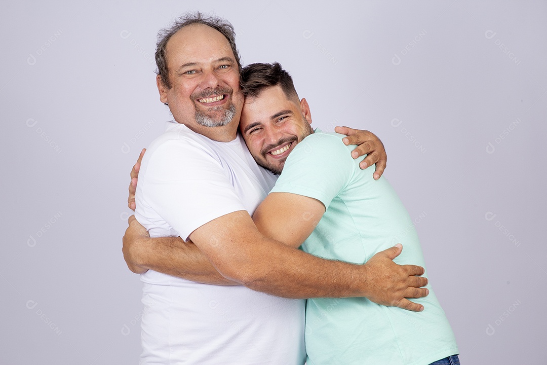 Pai ao lado de seu filho sobre fundo isolado