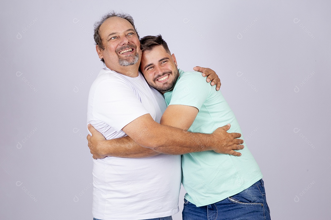 Pai ao lado de seu filho sobre fundo isolado