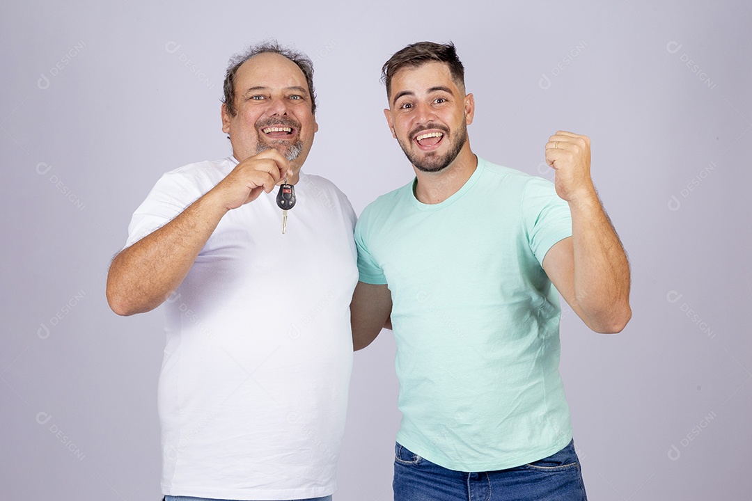 Pai ao lado de seu filho sobre fundo isolado