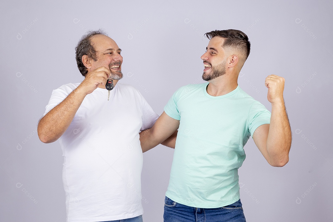 Pai ao lado de seu filho sobre fundo isolado