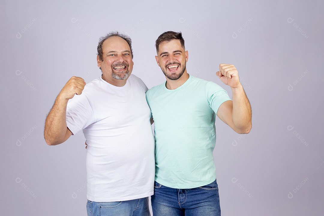 Pai ao lado de seu filho sobre fundo isolado