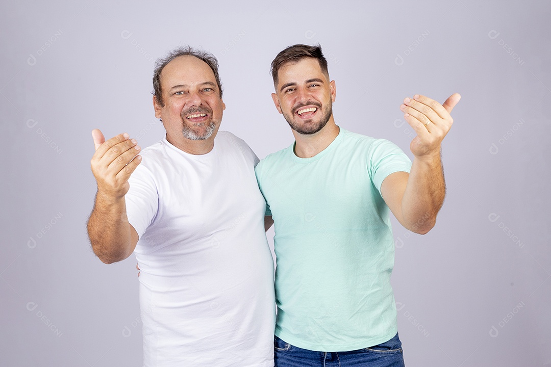 Pai ao lado de seu filho sobre fundo isolado