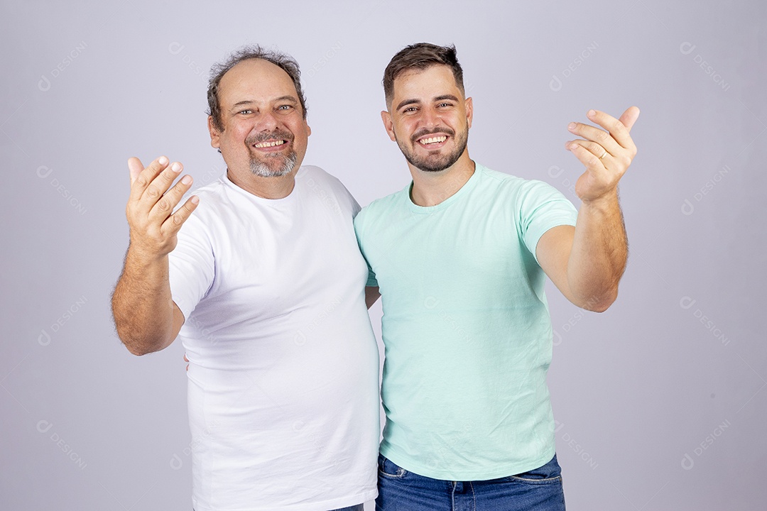 Pai ao lado de seu filho sobre fundo isolado