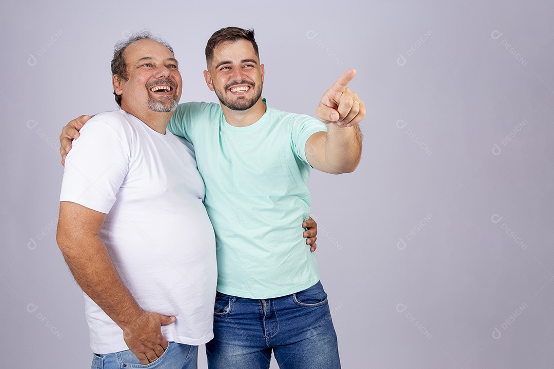 Pai ao lado de seu filho sobre fundo isolado