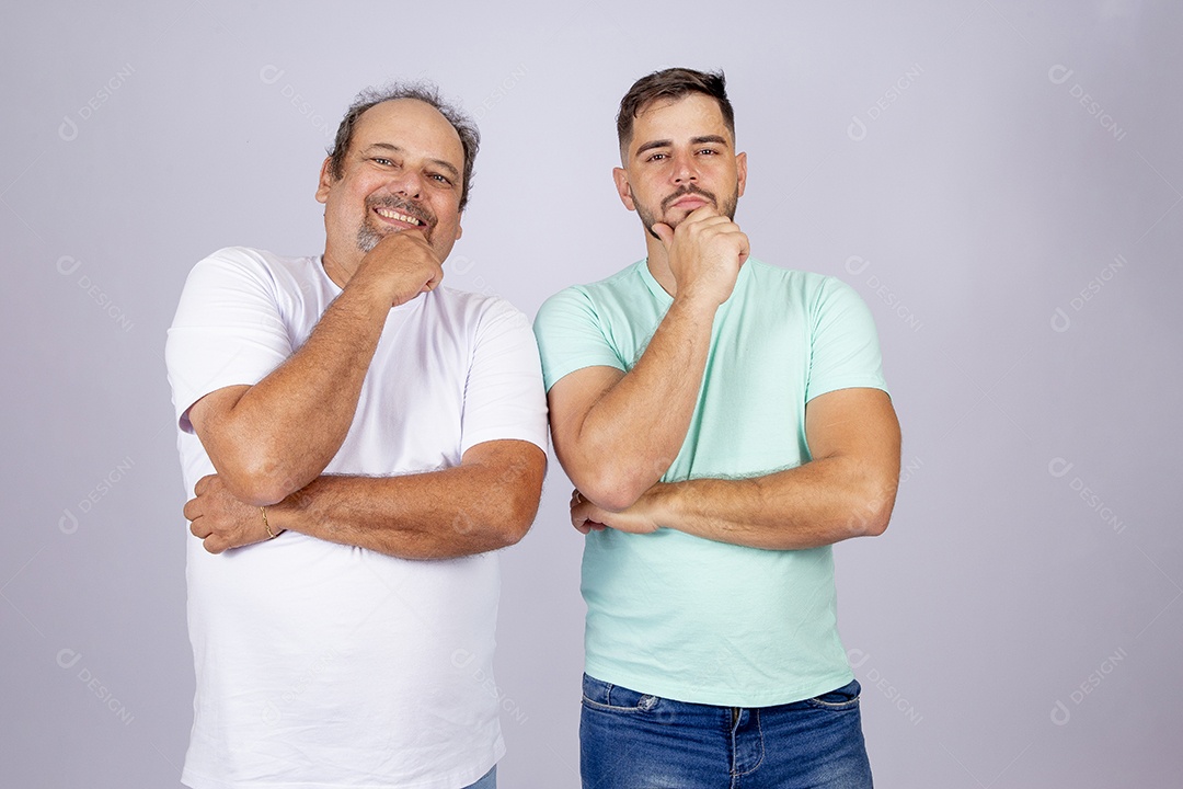 Pai ao lado de seu filho sobre fundo isolado