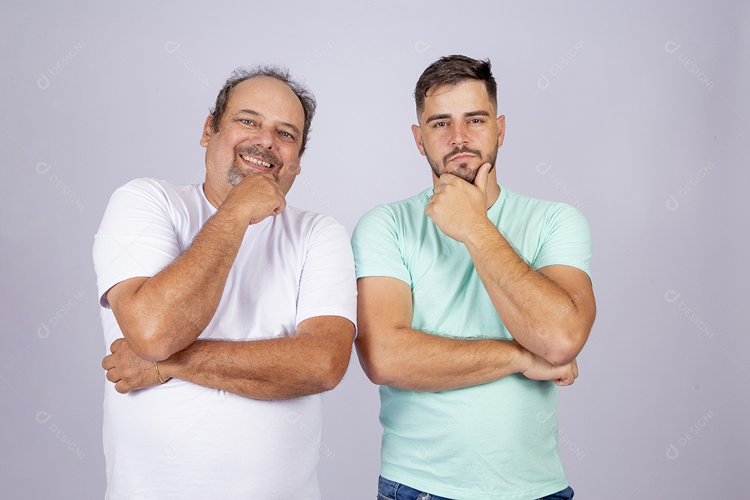 Pai ao lado de seu filho sobre fundo isolado