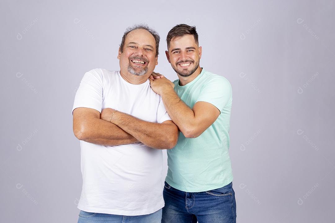 Pai ao lado de seu filho sobre fundo isolado