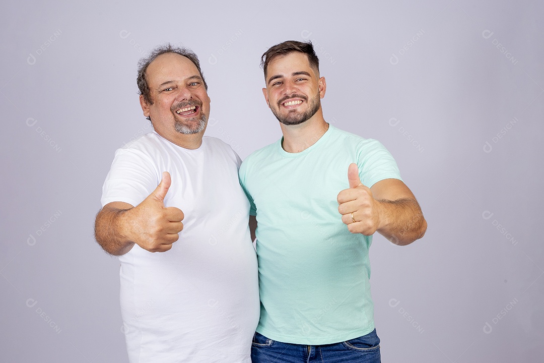 Pai ao lado de seu filho sobre fundo isolado